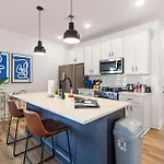 Holiday home 3br Townhouse King Bed Backyard Airport *