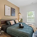 3br Townhouse King Bed Backyard Airport *