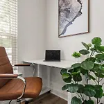 3br Townhouse King Bed Backyard Airport Holiday home *