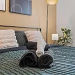 Holiday home 3br Townhouse King Bed Backyard Airport *