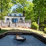 Embrace Nature In Lakefront With Fire Pit In Charlotte, North Carolina Holiday home *