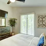 Embrace Nature In Lakefront With Fire Pit In Charlotte, North Carolina Holiday home *