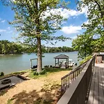 Embrace Nature In Lakefront With Fire Pit In Charlotte, North Carolina Holiday home *