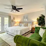 Holiday home Embrace Nature In Lakefront With Fire Pit In Charlotte, North Carolina