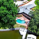 Cozy With Swimming Pool In Charlotte, North Carolina
