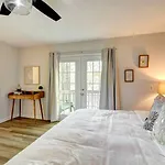 Holiday home Embrace Nature In Lakefront With Fire Pit In Charlotte, North Carolina