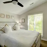 Embrace Nature In Lakefront With Fire Pit In Charlotte, North Carolina Holiday home Charlotte