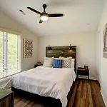 Embrace Nature In Lakefront With Fire Pit In Charlotte, North Carolina Holiday home *