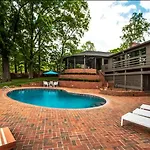 Cozy With Swimming Pool In Charlotte, North Carolina Holiday home Charlotte