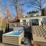 Embrace Nature In Lakefront With Fire Pit In Charlotte, North Carolina Holiday home