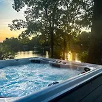 Embrace Nature In Lakefront With Fire Pit In Charlotte, North Carolina Holiday home