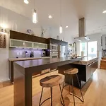 Sophisticated 3-story In Wesley Heights Holiday home *