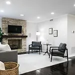 Holiday home Cozy With Pool Chefs Kitchen In Prime Area *