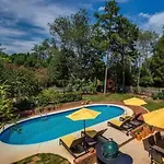 Cozy With Pool Chefs Kitchen In Prime Area *