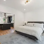 Luxury Build - King Beds - Minutes To Uptown Holiday home *