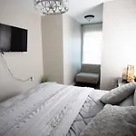 10 Mins To Uptown Charlotte 1 King, 2 Queenbeds