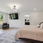 Holiday home Luxury Build - King Beds - Minutes To Uptown *