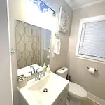 4-beds, 2-bath, Old Charm, Updated Comfort Holiday home