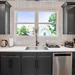 Holiday home Luxury Build - King Beds - Minutes To Uptown *