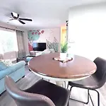 4-beds, 2-bath, Old Charm, Updated Comfort Holiday home