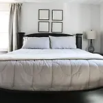 Holiday home Cozy With Pool Chefs Kitchen In Prime Area