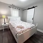 Holiday home 4-beds, 2-bath, Old Charm, Updated Comfort Charlotte