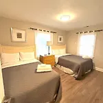 4-beds, 2-bath, Old Charm, Updated Comfort Holiday home Charlotte