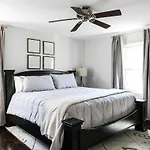 Holiday home Cozy With Pool Chefs Kitchen In Prime Area Charlotte