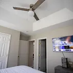 10 Mins To Uptown Charlotte 1 King, 2 Queenbeds