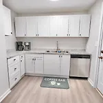 4-beds, 2-bath, Old Charm, Updated Comfort * Charlotte