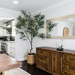 Holiday home Cozy With Pool Chefs Kitchen In Prime Area