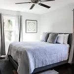 Cozy With Pool Chefs Kitchen In Prime Area Holiday home *