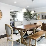 Cozy With Pool Chefs Kitchen In Prime Area Holiday home