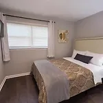 4-beds, 2-bath, Old Charm, Updated Comfort Holiday home