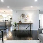 Holiday home Cozy With Pool Chefs Kitchen In Prime Area *
