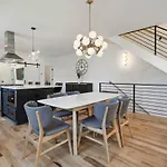 Holiday home Luxury Build - King Beds - Minutes To Uptown