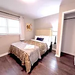 4-beds, 2-bath, Old Charm, Updated Comfort Holiday home