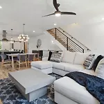Holiday home Luxury Build - King Beds - Minutes To Uptown