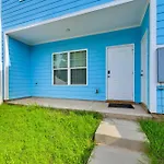 Modern Townhome With Yard 5 Mi To Dtwn Charlotte