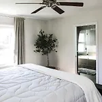 Cozy With Pool Chefs Kitchen In Prime Area *
