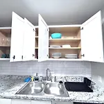 4-beds, 2-bath, Old Charm, Updated Comfort Holiday home