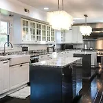 Cozy With Pool Chefs Kitchen In Prime Area Holiday home