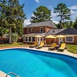 Holiday home Cozy With Pool Chefs Kitchen In Prime Area *