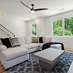Luxury Build - King Beds - Minutes To Uptown Holiday home *