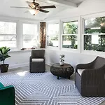 Cozy With Pool Chefs Kitchen In Prime Area