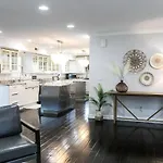 Cozy With Pool Chefs Kitchen In Prime Area Holiday home