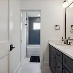Luxury Build - King Beds - Minutes To Uptown Holiday home