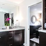 Cozy With Pool Chefs Kitchen In Prime Area *