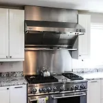 Cozy With Pool Chefs Kitchen In Prime Area *