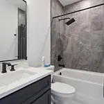 Holiday home Luxury Build - King Beds - Minutes To Uptown